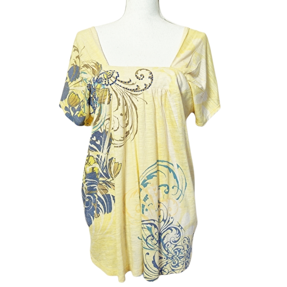 ✨️Yellow Tunic with a Beautiful Scroll Design and Blue Jewels On It - Picture 3 of 10